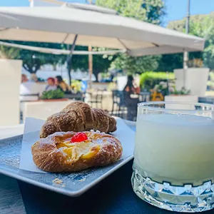 Alojamento de Acomodação e Pequeno-almoço Leone & Restaurant
